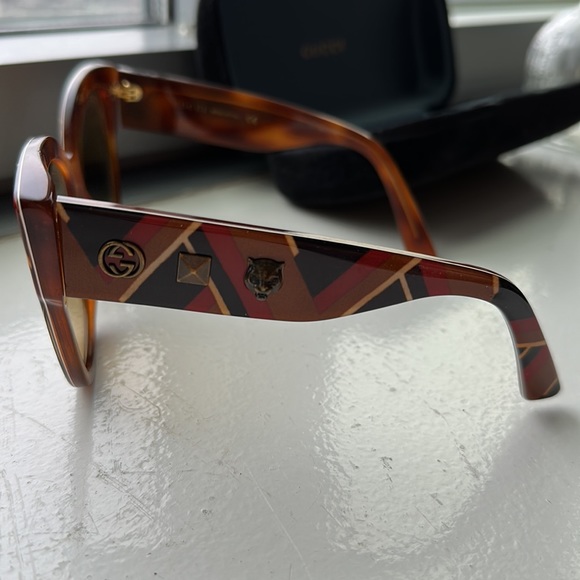 Authentic Gucci sunglasses in great shape! Includes the original case - Picture 5 of 10